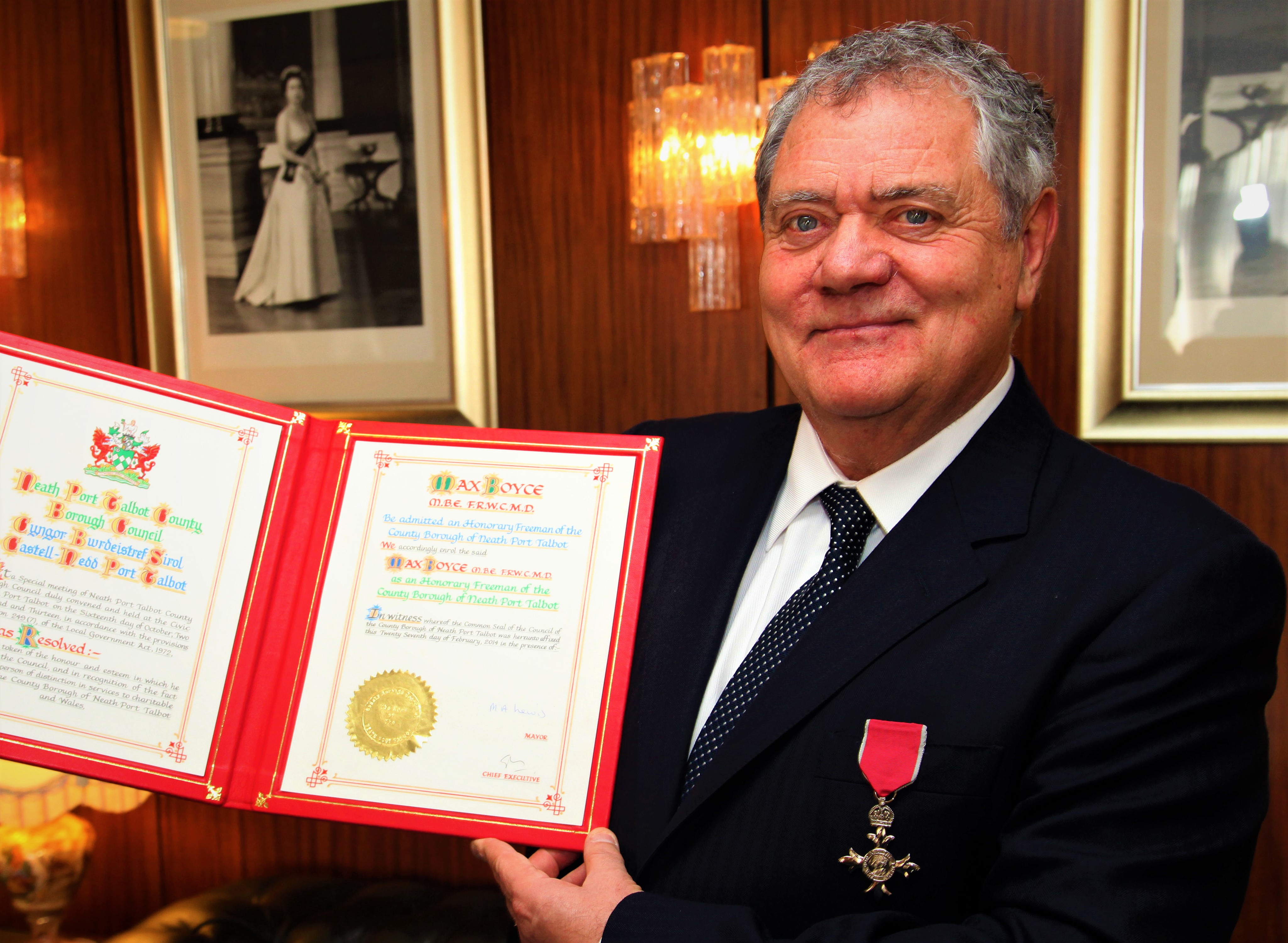 Max Boyce receiving the Freedom of Neath Port Talbot in 2014