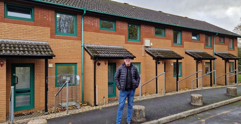 Mal outside the homes