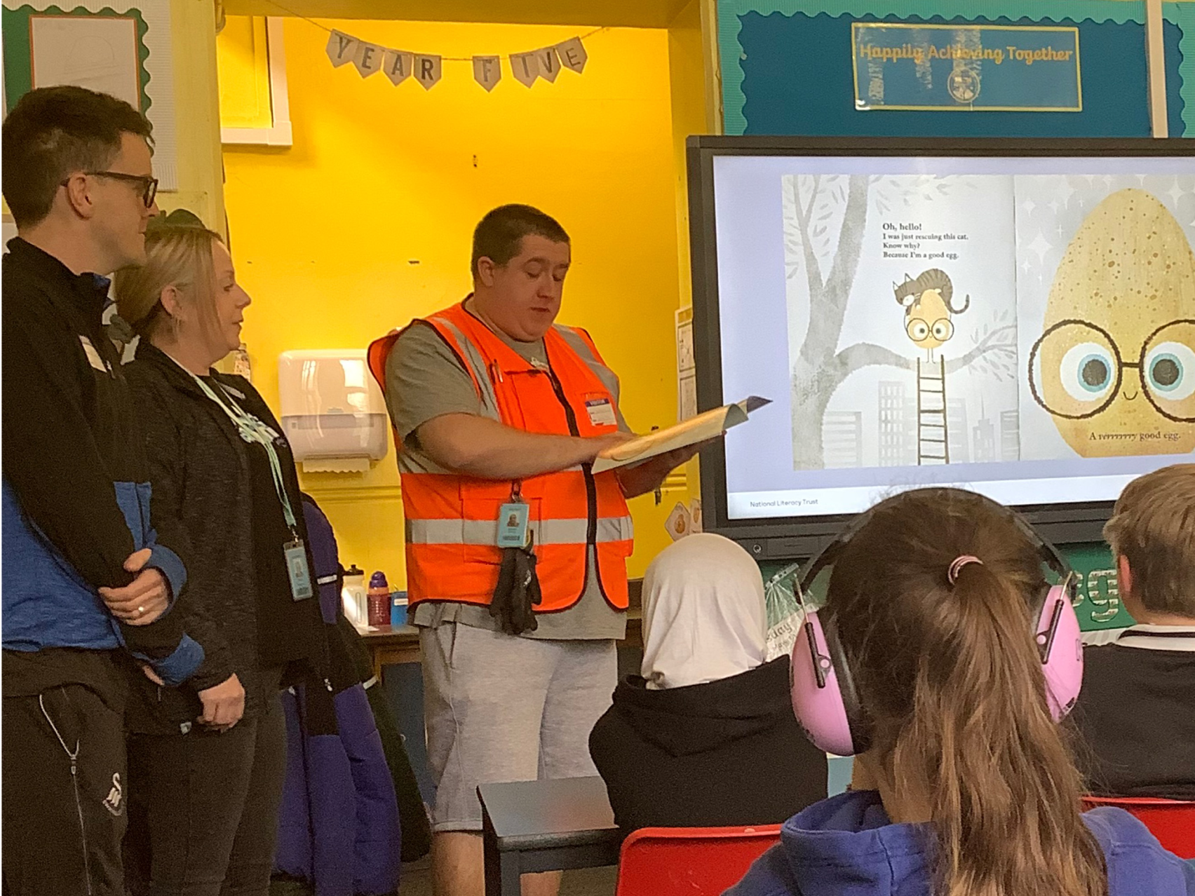 A reading workshop held at Waun Wen Primary School organised by Amazon staff.