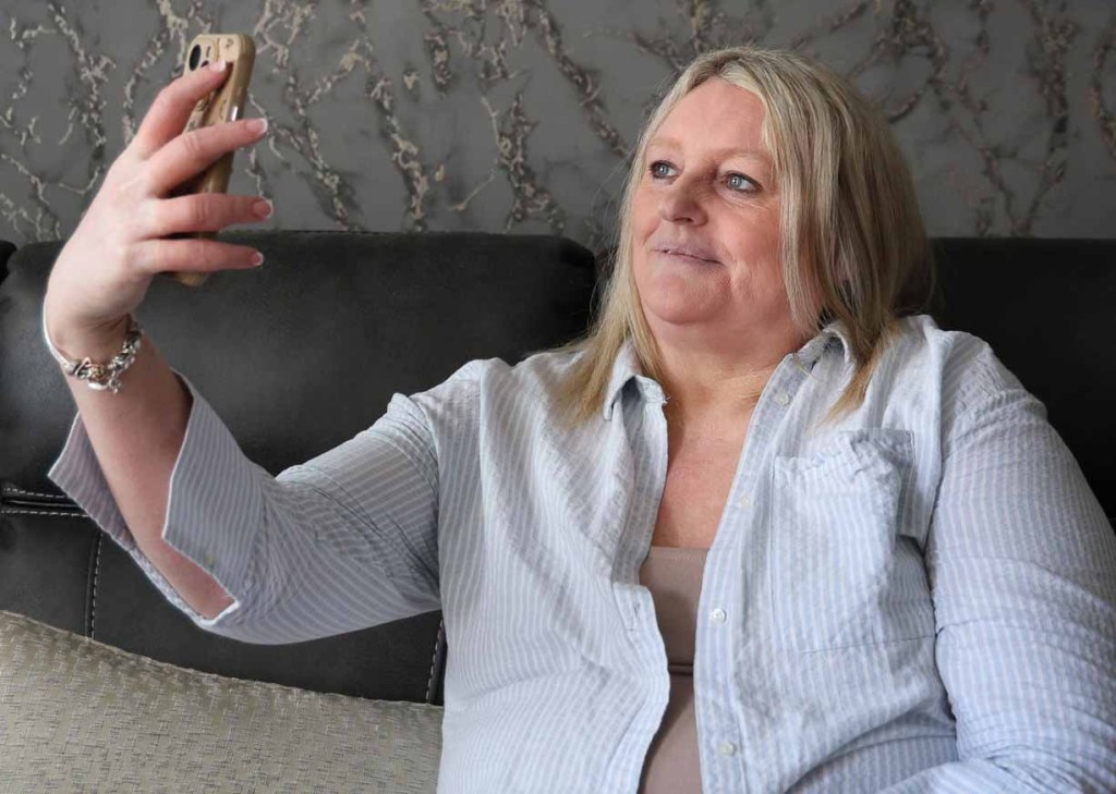 Louise can now hold her mobile phone thanks to the prosthetic fingers