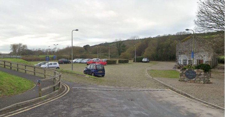 Glan-yr-afon car park Kidwelly