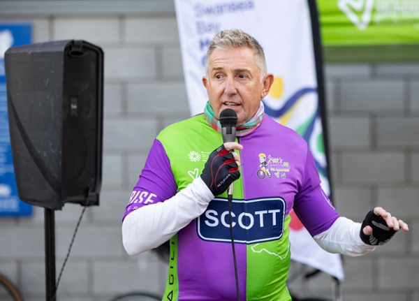 Jonathan 'Jiffy' Davies addressing riders at the start of the ride.