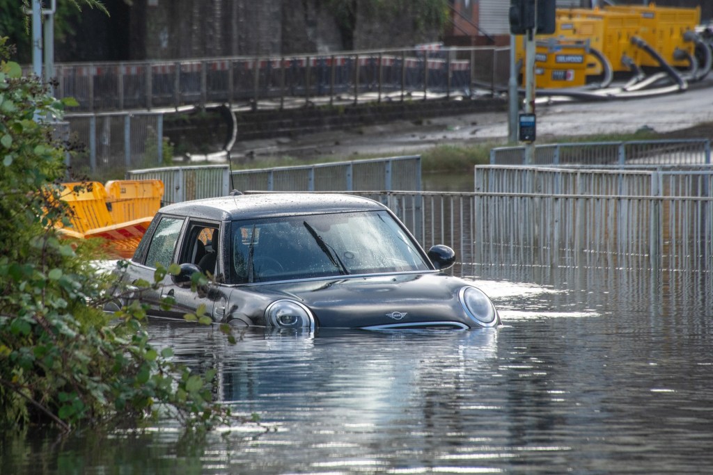 Cwmbwrlla Roundabout flooding cleanup (Image: Bryn Morgan)