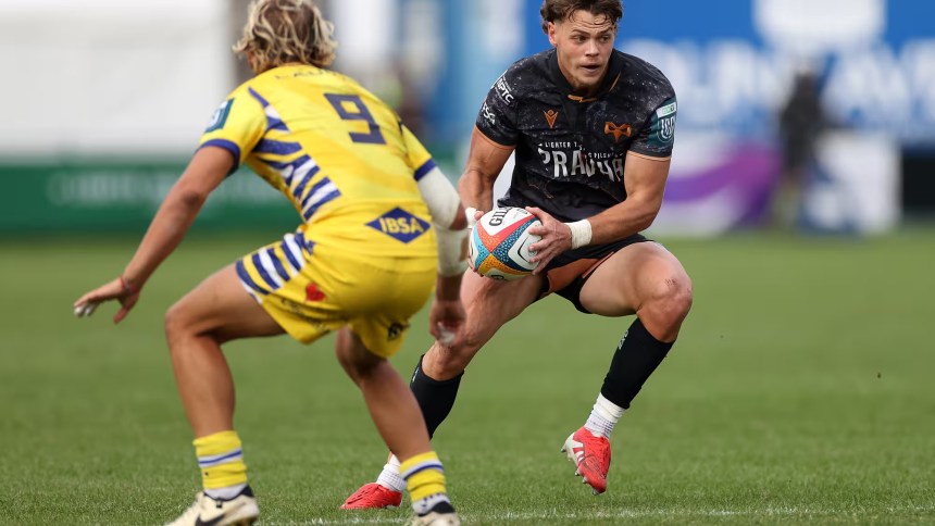 Ospreys full‑back Jack Walsh carries the ball under pressure from Zebre No.9 Thomas Dominguez in the URC match at the Brewery Field, where the Welsh side sealed a 24–0 victory.