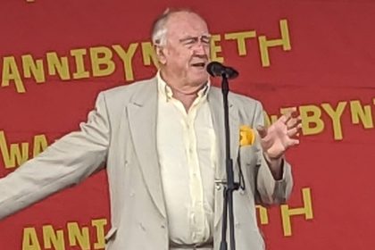 Gwynoro Jones addresses the crowd at the AUOB Independent Wales Rally in Carmarthen.