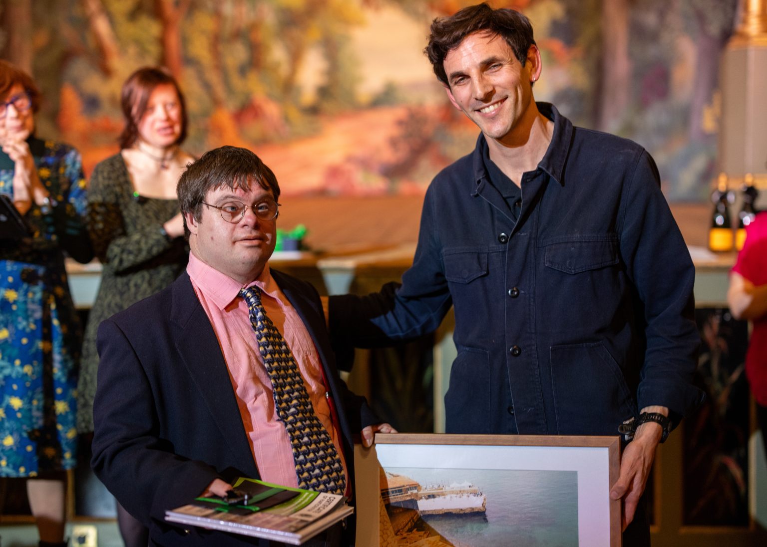 Stephen Lucas receiving prize from Rory Langdon‑Down.