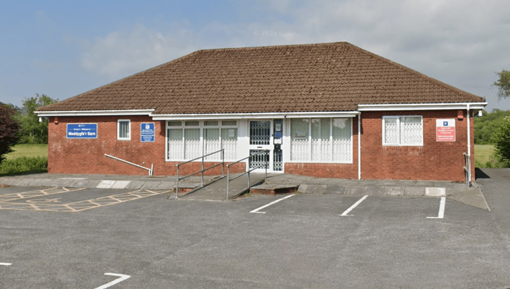 Street‑view image showing the front entrance of Meddygfa’r Sarn GP surgery in Pontyates.