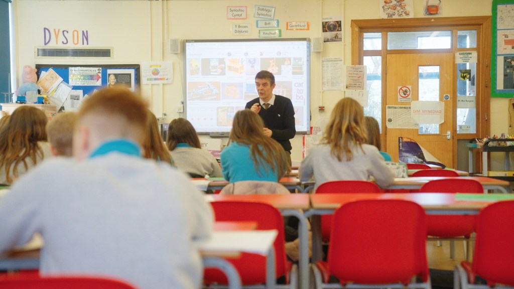 Welsh Government offering £5,000 to tempt Welsh‑speaking teachers into secondary schools