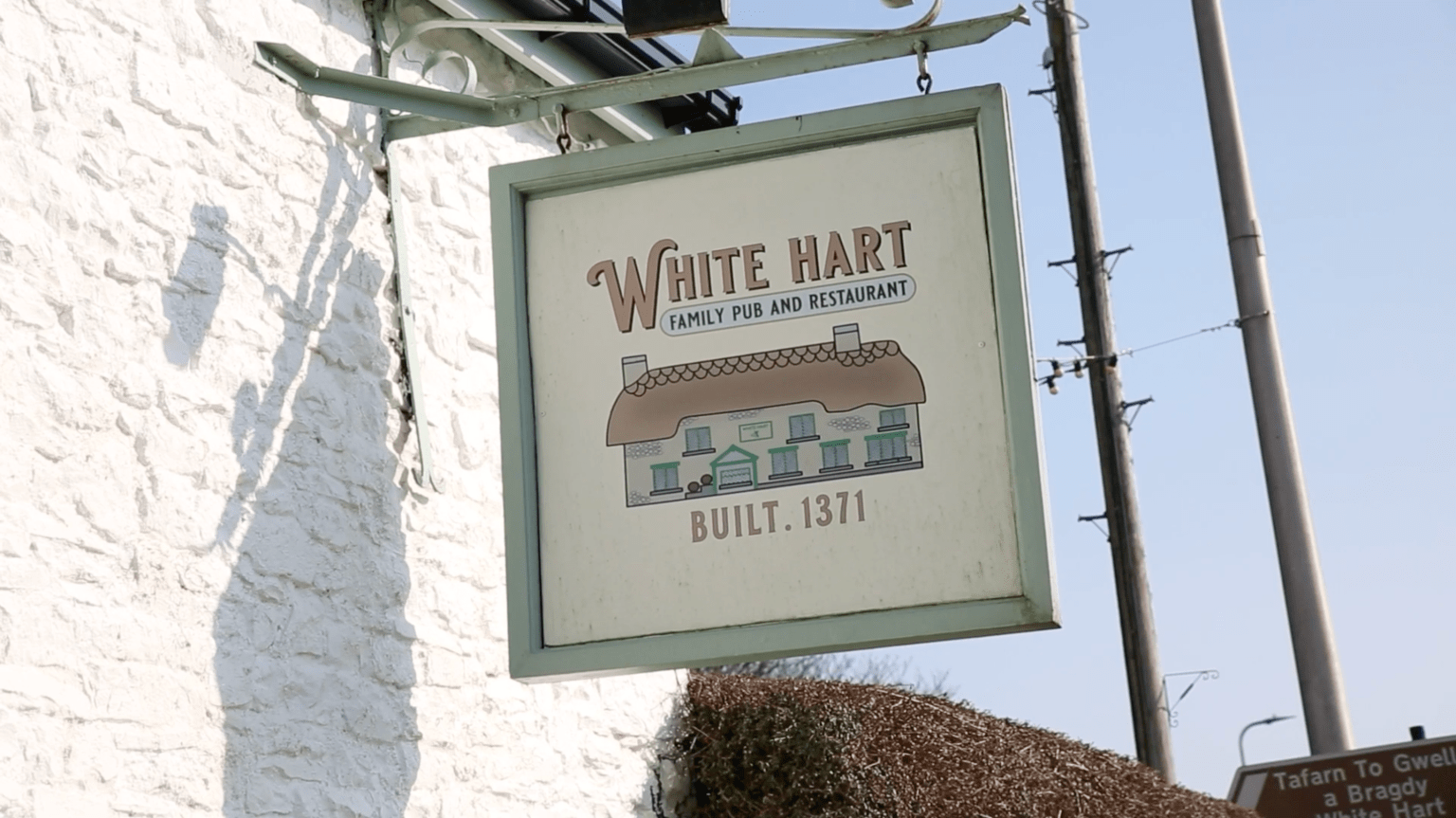 Sign outside the White Hart pub showing “Family Pub and Restaurant” and “Built 1371”