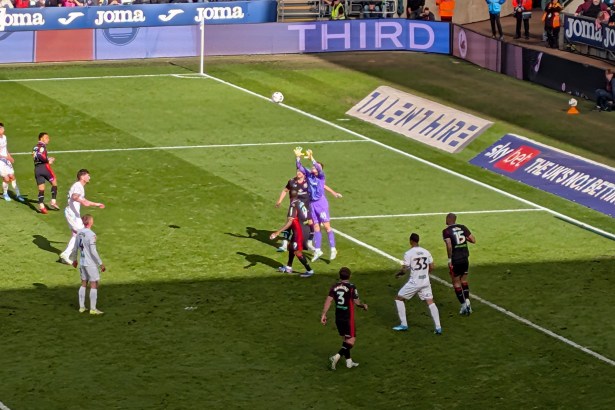 A late Southampton winner saw the promotion-chasers beat Swansea City 2-1 at the Swansea.com Stadium