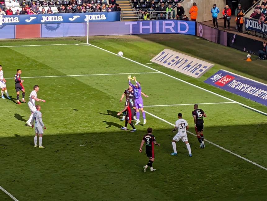 A late Southampton winner saw the promotion-chasers beat Swansea City 2-1 at the Swansea.com Stadium