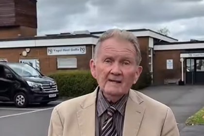 Cllr Glynog Davies sitting outside Ysgol Heol Goffa (Image: Cllr Glynog Davies)