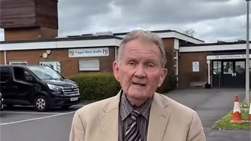 Cllr Glynog Davies sitting outside Ysgol Heol Goffa (Image: Cllr Glynog Davies)
