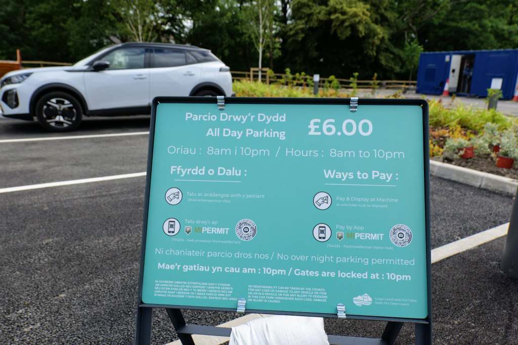Sign showing £6 all-day parking charge at the Pontneddfechan car park