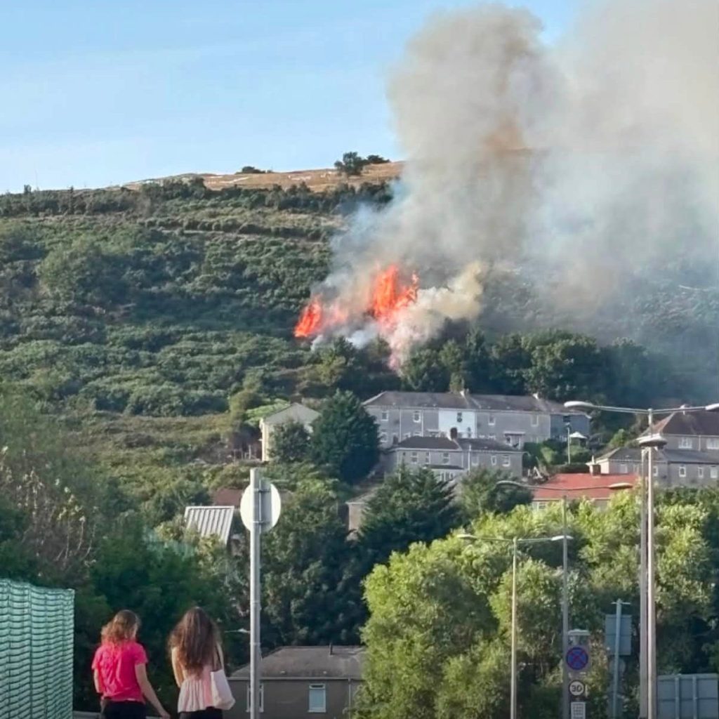 KILVEY HILL: Fire breaks out above St Thomas homes as smoke drifts across Swansea