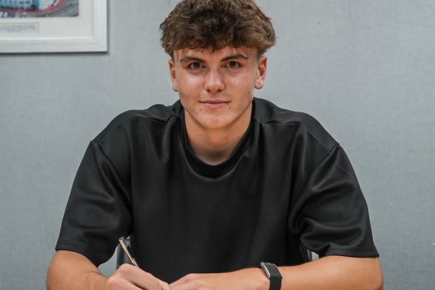 Carter Heywood signing his first professional contract at Swansea City.