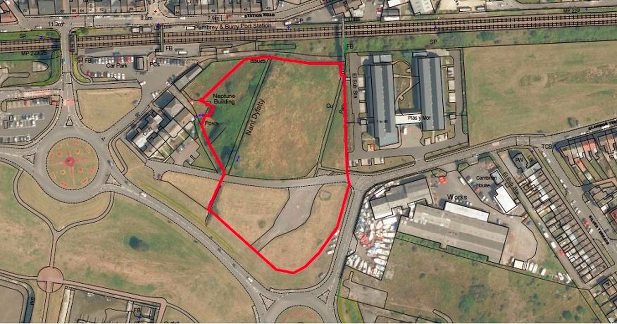 Aerial plan of Burry Port with the development site boundary outlined in red between the railway station and the B4311