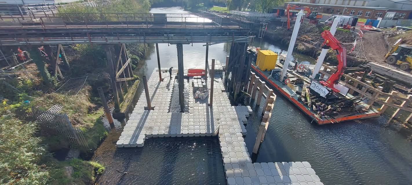 Bringe Image Bascule Bridge: divers in the Tawe as old supports come out