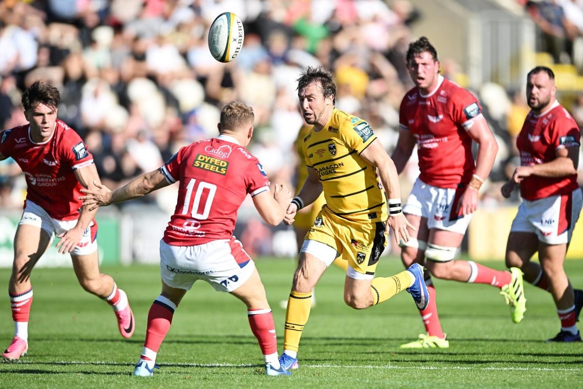 Scarlets and Dragons players in action during the URC derby at Rodney Parade